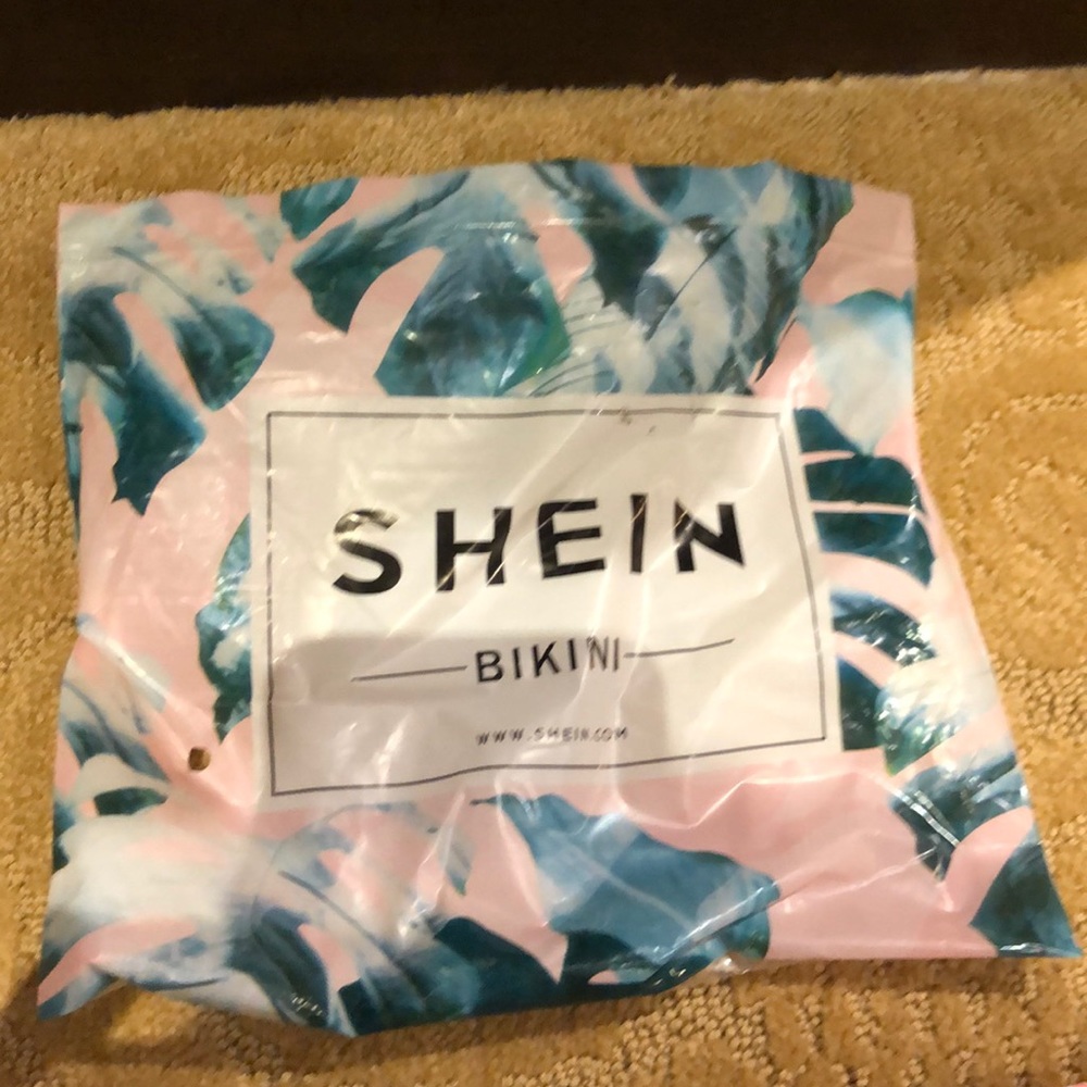 SHEIN pink “lips” bikini (never worn)
